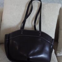 Elegant Glossy Black Shoulder Bag with Gold Clasp